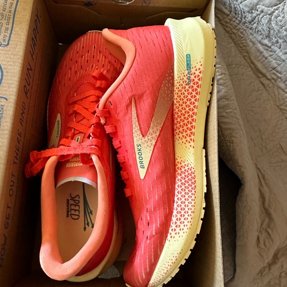 Brooks Women's Hyperion Tempo Road Running Shoe - Picture 2 of 3